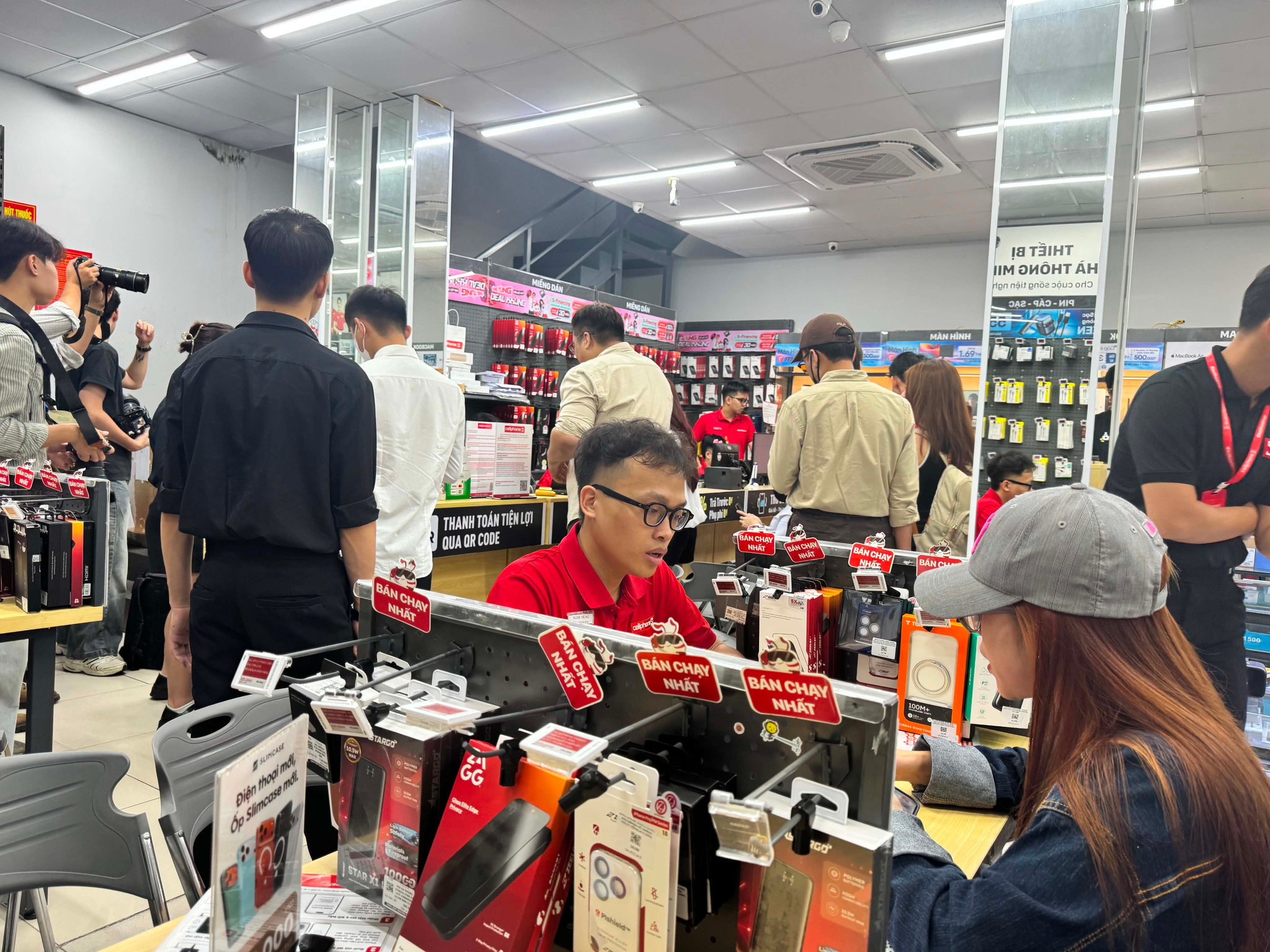 Xếp hàng từ sáng sớm để nhận iPhone 18 đợt đầu tiên
