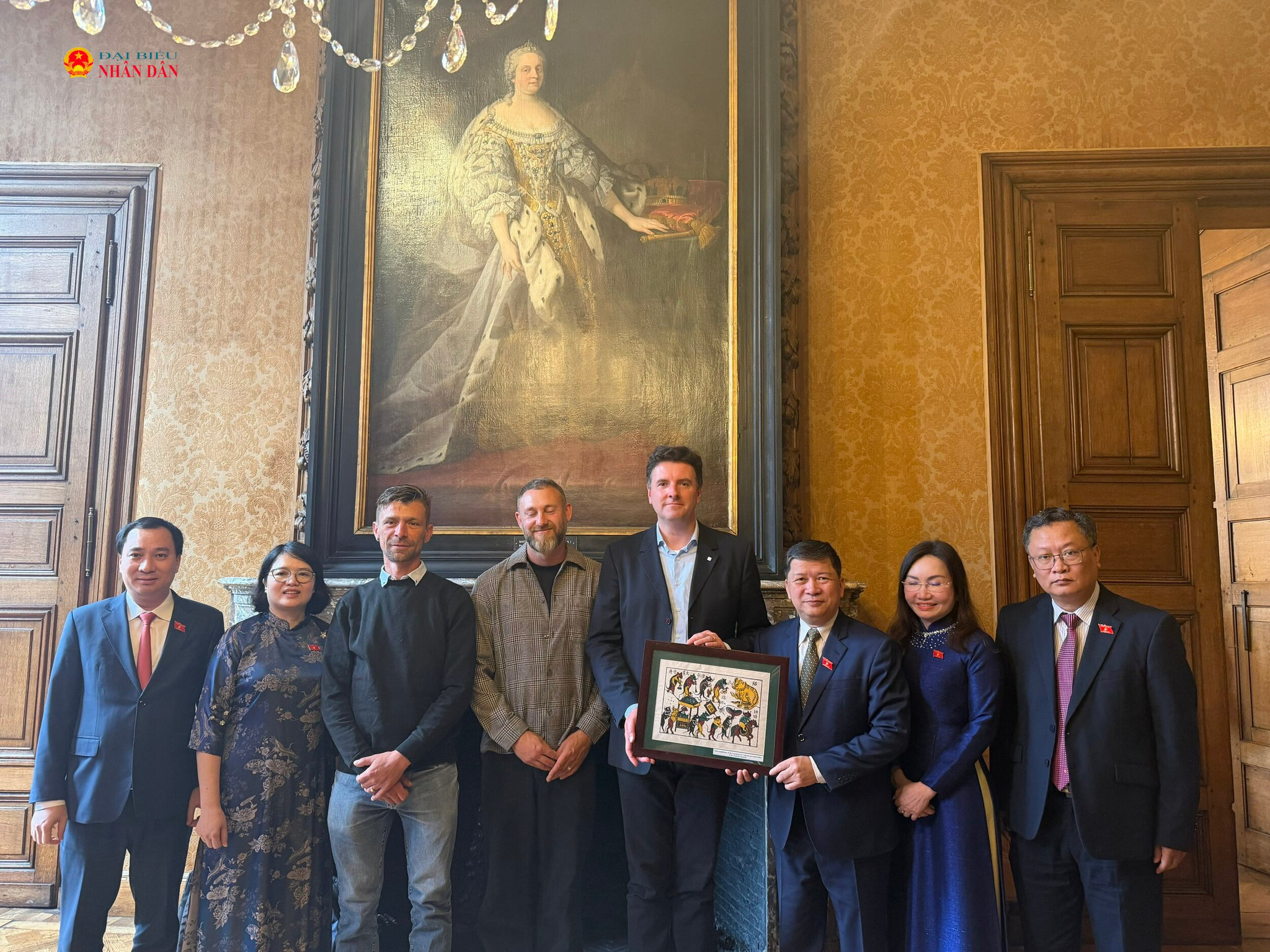 Đoàn công tác tặng quà lưu niệm Cơ quan Quản lý di sản của thành phố Bruges và các thành phố lân cận