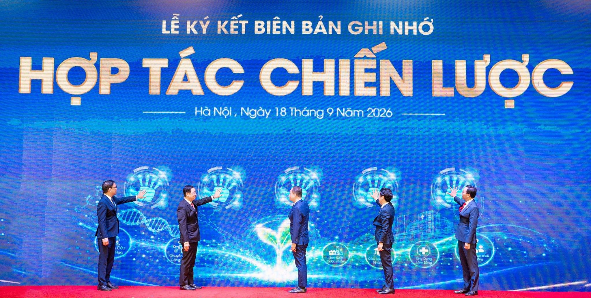 Đại diện 5 đơn vị thực hiện nghi thức Lễ ký kết Biên bản ghi nhớ hợp tác