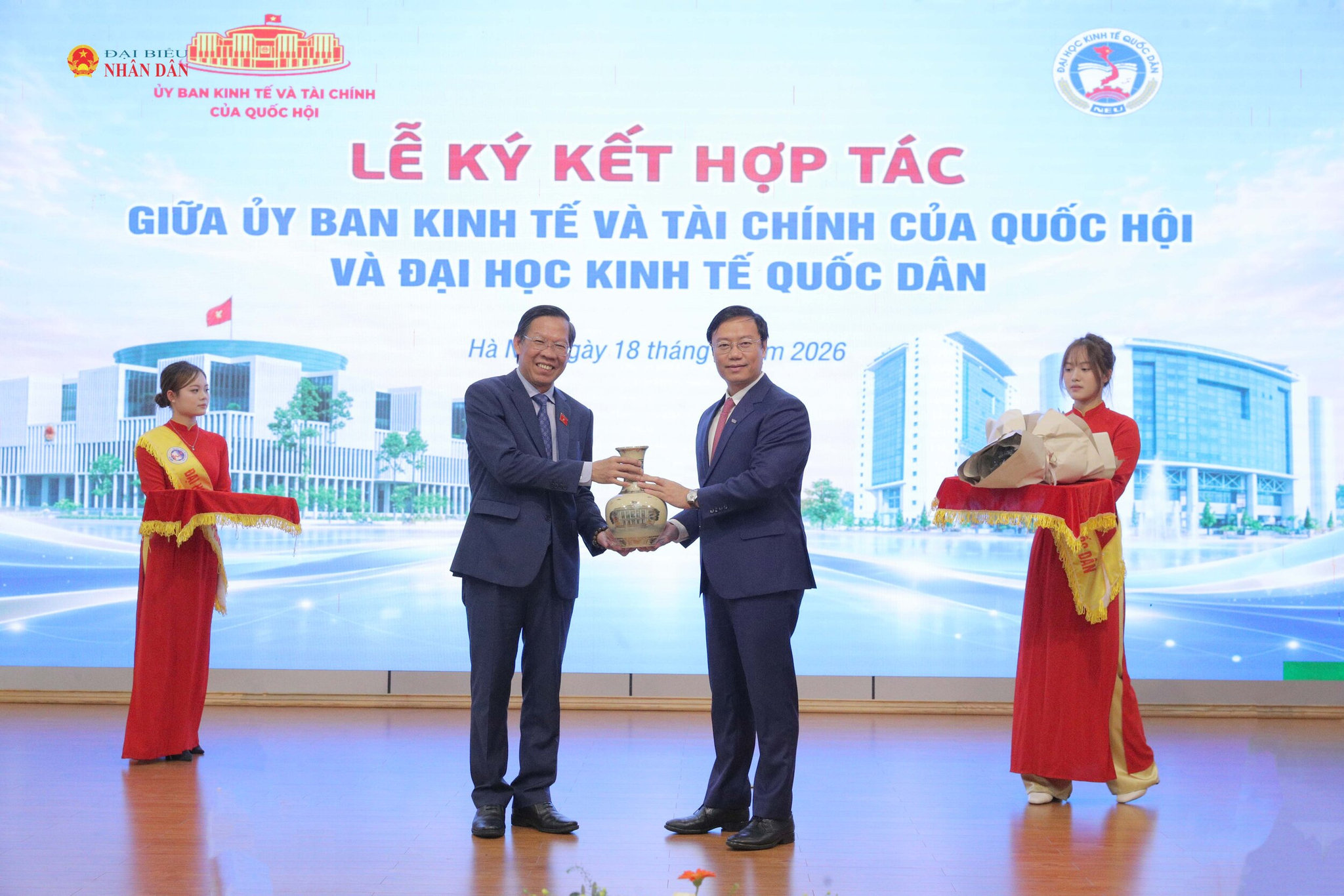 Giám đốc Đại học Kinh tế Quốc dân, PGS.TS Bùi Đức Thọ tặng quà lưu niệm