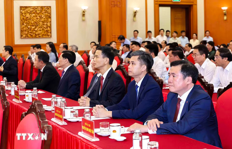 Các đồng chí nhận Quyết định của Bộ Chính trị, Ban Bí thư về công tác cán bộ