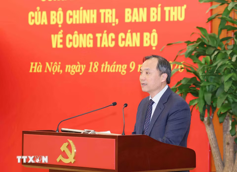 Ủy viên Trung ương Đảng, Phó Trưởng Ban Thường trực Ban Tổ chức Trung ương Hoàng Trung Dũng đọc các Quyết định của Bộ Chính trị, Ban Bí thư về công tác cán bộ