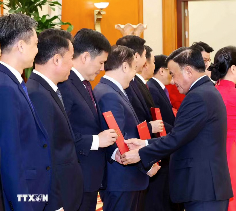 Thường trực Ban Bí thư Trần Cẩm Tú trao Quyết định của Bộ Chính trị, Ban Bí thư về công tác cán bộ
