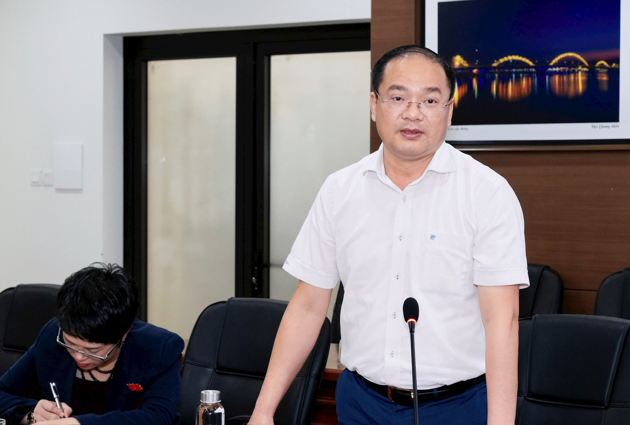Đại biểu chuyên trách Đoàn ĐBQH thành phố Hà Nội Nguyễn Ngọc Việt trao đổi tại buổi làm việc