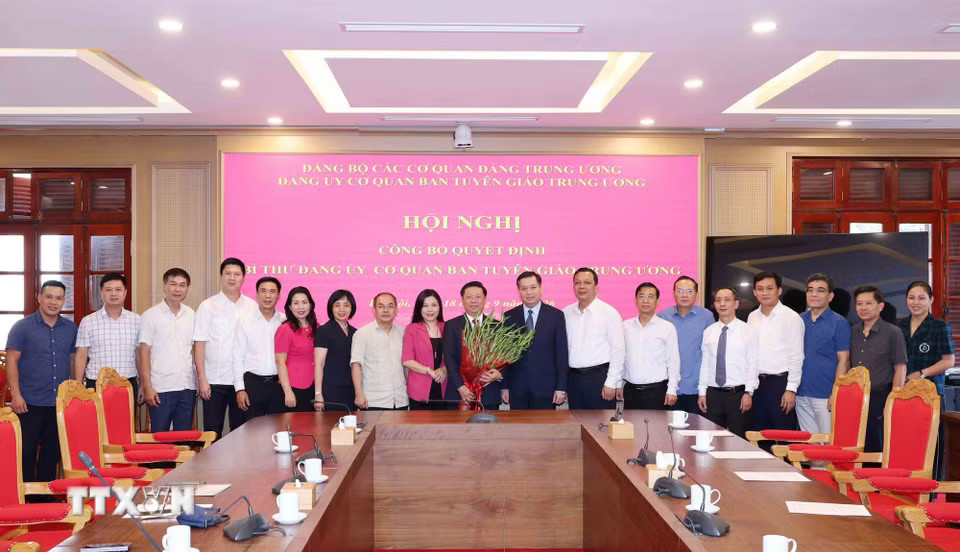Đồng chí Trần Thanh Lâm và các đại biểu dự hội nghị chụp ảnh chung