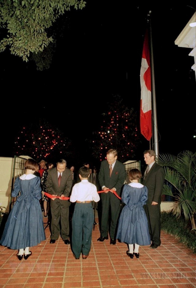 Thủ tướng Canada Jean Chrétien dự Lễ khánh thành Đại sứ quán Canada tại Hà Nội, tối 17/11/1994