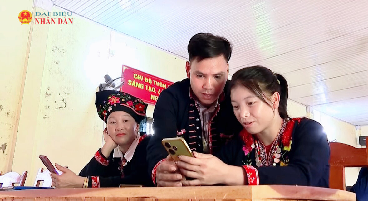 Hướng dẫn người dân sử dụng các tiện ích số ngay tại cơ sở, góp phần nâng cao khả năng tiếp cận thông tin cho đồng bào vùng cao Lào Cai