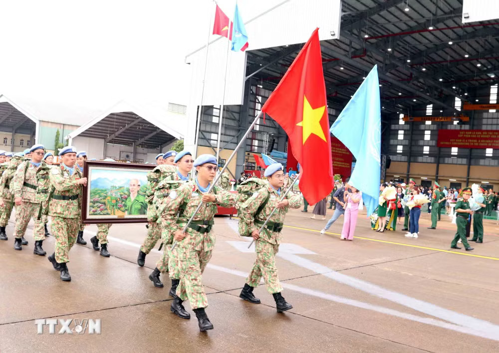 Các chiến sỹ lực lượng gìn giữ hòa bình Liên Hợp Quốc của Việt Nam hành quân ra vị trí xuất quân. (