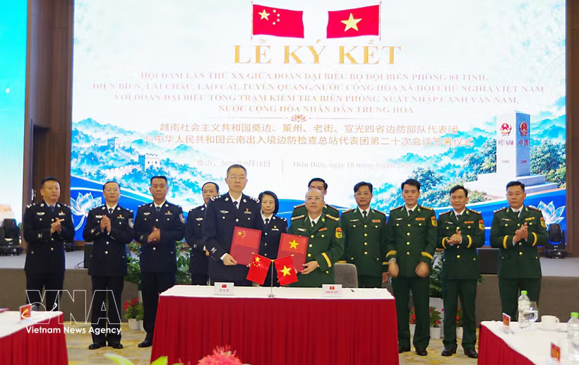 The two sides exchange a memorandum of understanding at the talks (Photo: VNA)