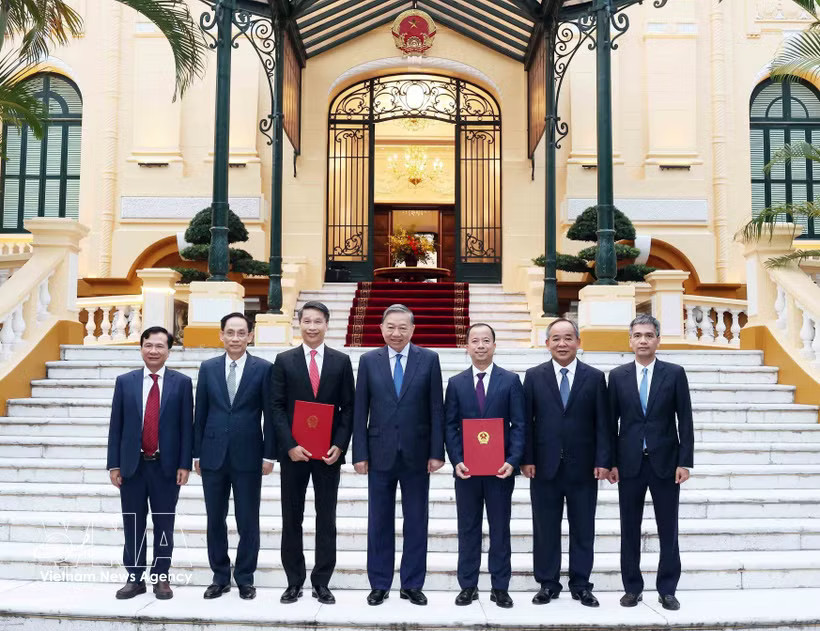 General Secretary of the Communist Party of Vietnam Central Committee and President To Lam (centre) and delegates pose for a photo with the two newly appointed ambassadors (Photo: VNA)