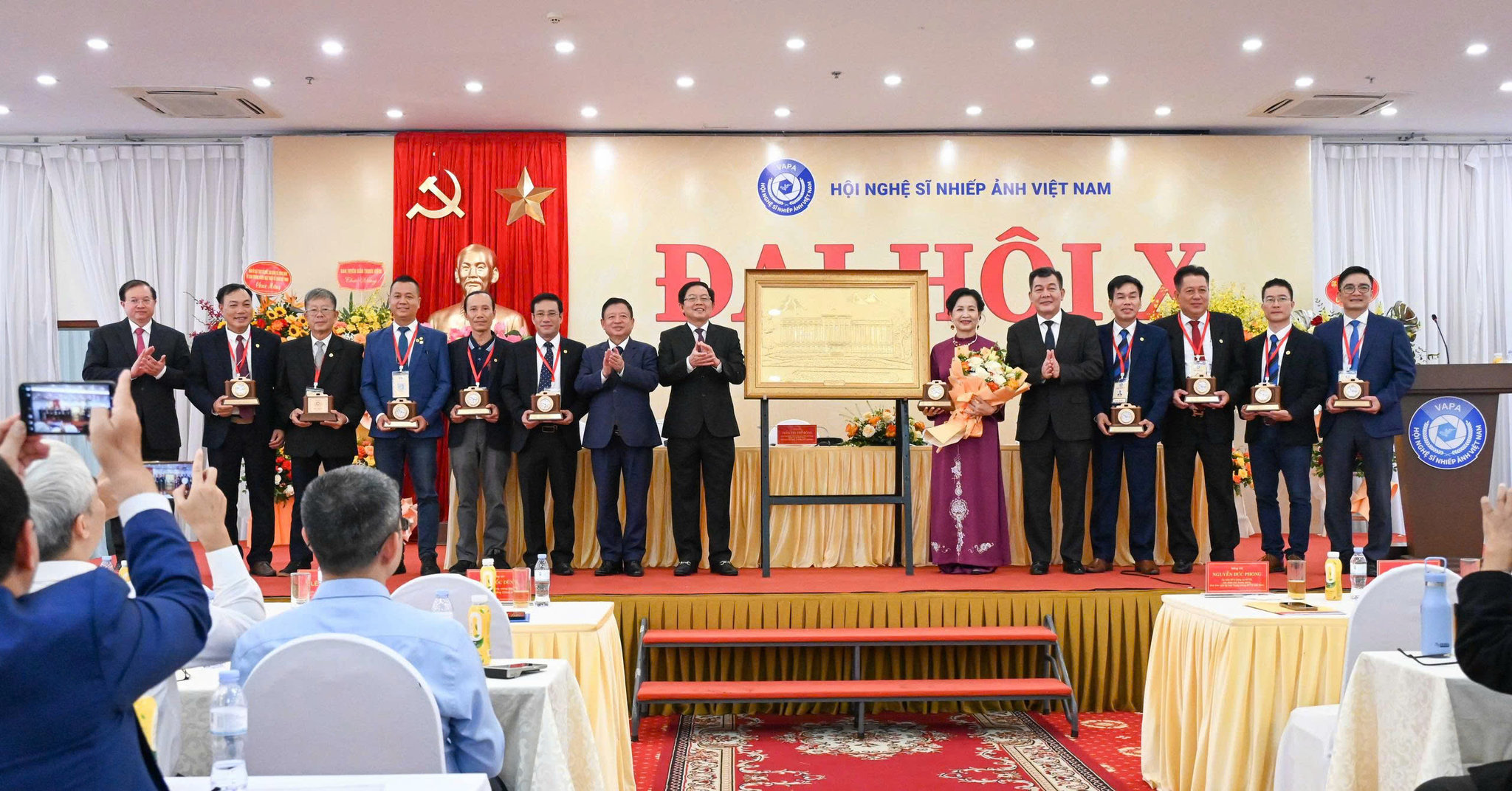 Phó Thủ tướng Hồ Quốc Dũng và các đại biểu tặng hoa chúc mừng Ban Chấp hành Hội Nghệ sĩ nhiếp ảnh Việt Nam Khóa X