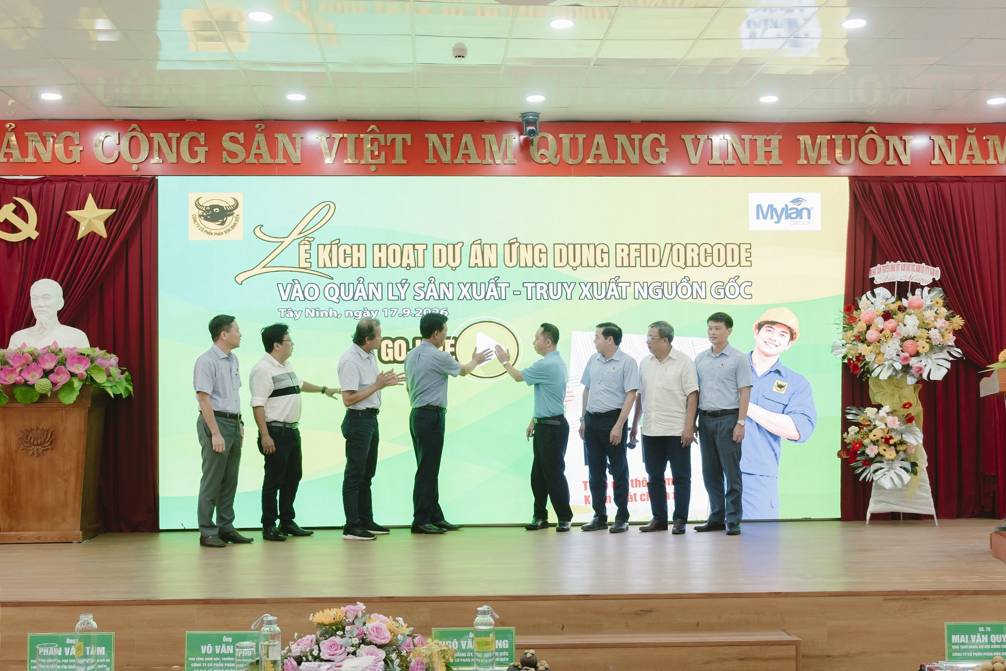 Lãnh đạo Công ty Cổ phần Phân bón Bình Điền và các đơn vị liên quan thực hiện nghi thức kích hoạt dự án ứng dụng RFID tích hợp QR Code vào quản lý sản xuất và truy xuất nguồn gốc
