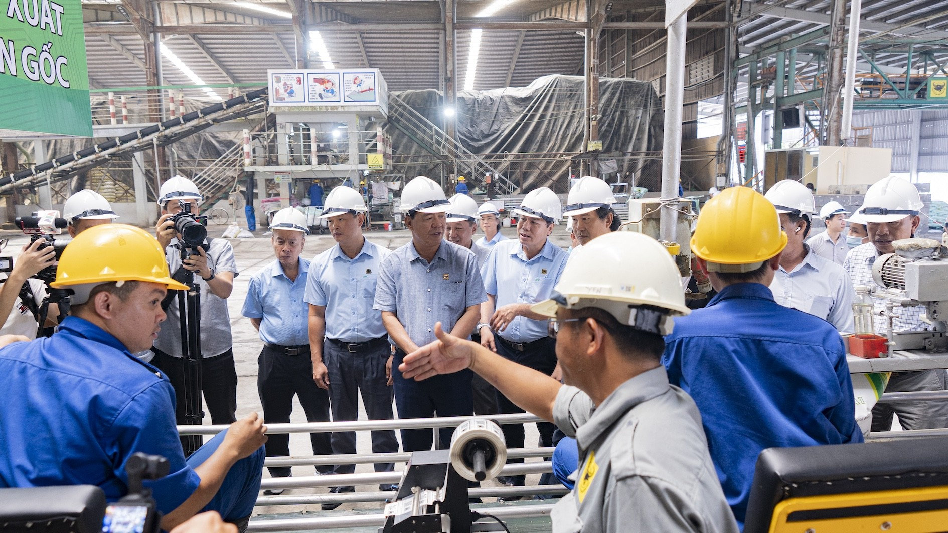 Các đại biểu tìm hiểu quá trình kích hoạt mã định danh trên từng bao phân bón tại dây chuyền sản xuất