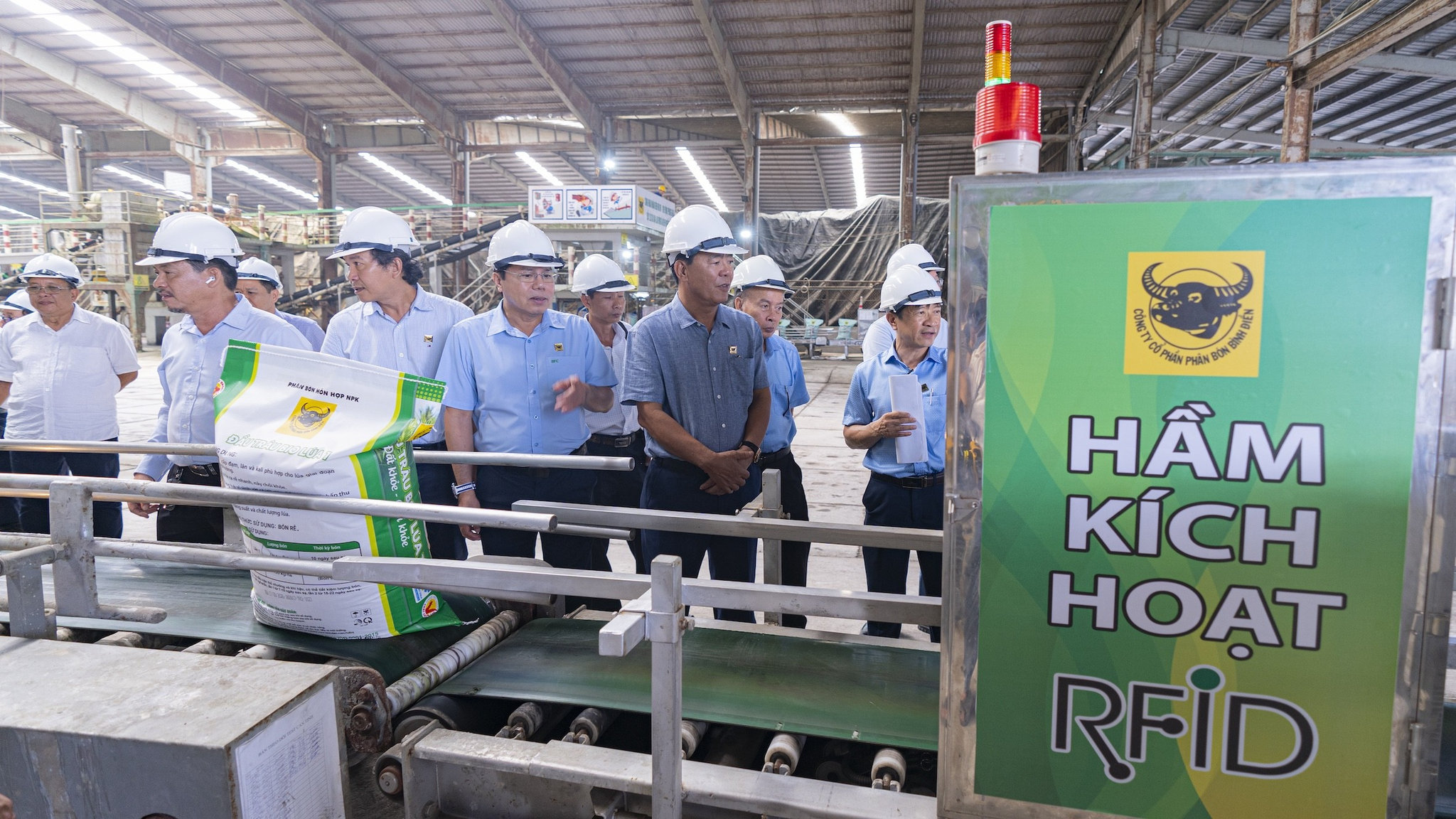 Sau khi được kích hoạt, mỗi bao phân bón Đầu Trâu có một mã định danh riêng, phục vụ quản lý sản xuất, lưu kho và truy xuất nguồn gốc