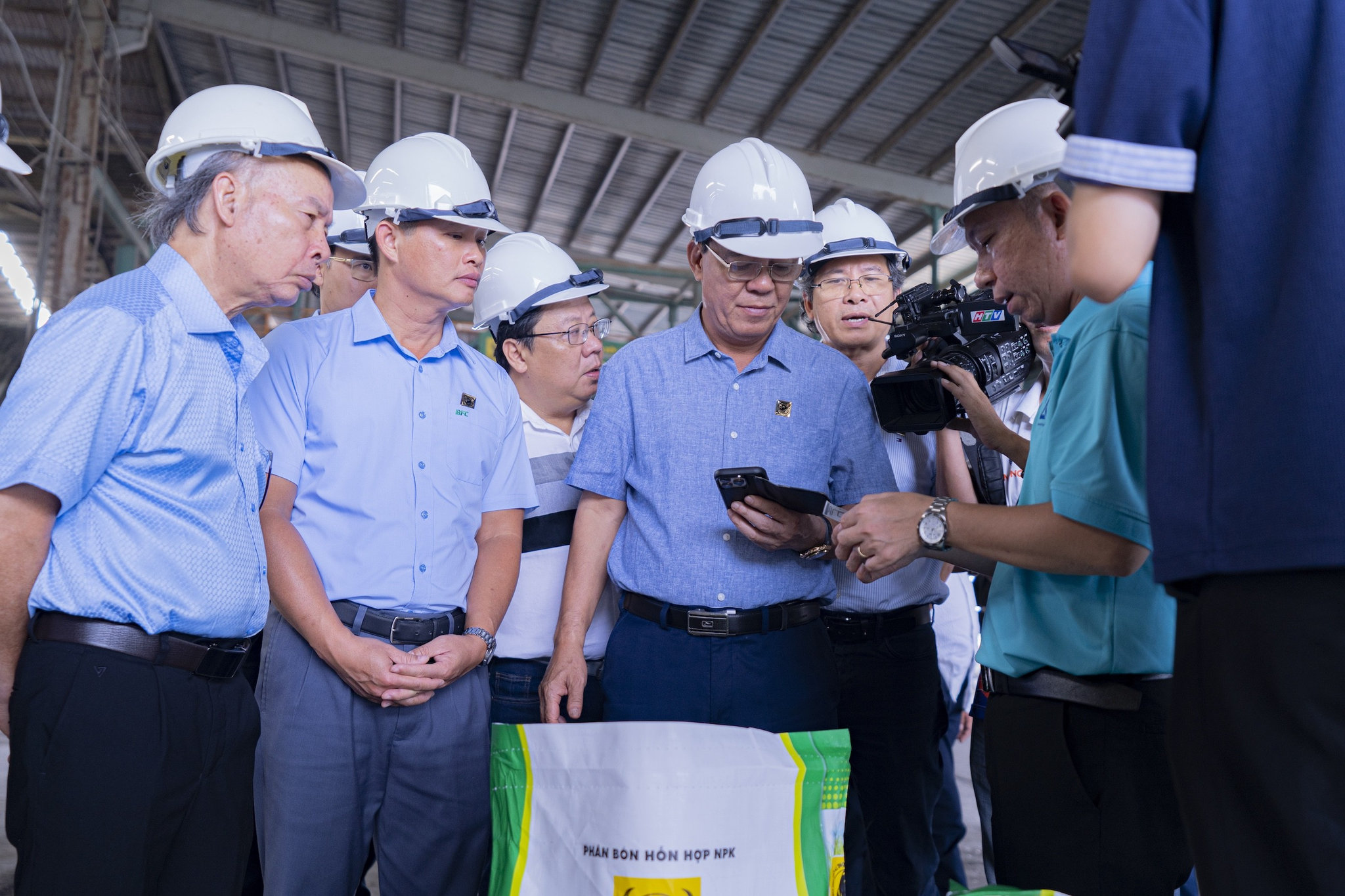 Đại biểu trải nghiệm việc tra cứu thông tin sản phẩm bằng điện thoại thông minh ngay tại nhà máy. (