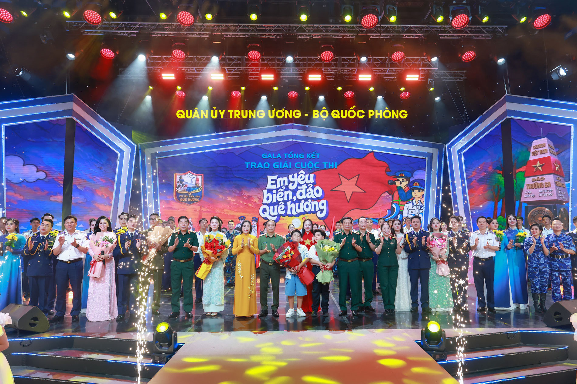 Các đại biểu chụp ảnh lưu niệm tại Gala tổng kết, trao giải Cuộc thi ”Em yêu biển, đảo quê hương” năm học 2025 - 2026.