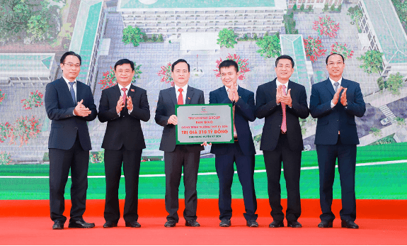 Ông Nguyễn Tâm Thịnh (thứ ba từ phải qua) trao biển bàn giao công trình Trường THPT Kỳ Sơn cho huyện Kỳ Sơn.