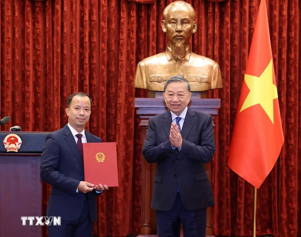 Tổng Bí thư, Chủ tịch nước Tô Lâm trao Quyết định bổ nhiệm Đại sứ đặc mệnh toàn quyền Việt Nam tại Cộng hòa Angola kiêm nhiệm Cộng hòa Congo, Cộng hòa Zambia, Cộng hòa Dân chủ Congo, Cộng hòa Guinea Xích đạo, Cộng hòa Dân chủ Sao Tome và Principe, Cộng hòa Cabo Verde cho ông Nguyễn Văn Hiệu, Phó Vụ trưởng, Vụ Trung Đông-Châu Phi, Bộ Ngoại giao. (Ảnh: Thống Nhất/TTXVN) Tổng Bí thư, Chủ tịch nước Tô Lâm trao Quyết định bổ nhiệm Đại sứ đặc mệnh toàn quyền Việt Nam tại Cộng hòa Angola kiêm nhiệm Cộng hòa Congo, Cộng hòa Zambia, Cộng hòa Dân chủ Congo, Cộng hòa Guinea Xích đạo, Cộng hòa Dân chủ Sao Tome và Principe, Cộng hòa Cabo Verde cho ông Nguyễn Văn Hiệu, Phó Vụ…