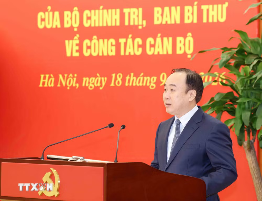Đồng chí Nguyễn Sỹ Hiệp, Ủy viên Trung ương Đảng, Phó Trưởng Ban Chính sách, Chiến lược Trung ương tham gia Ban Chấp hành, Ban Thường vụ Tỉnh ủy, giữ chức Phó Bí thư Thường trực Thành ủy Hải Phòng nhiệm kỳ 2025-2030 phát biểu nhận nhiệm vụ. (Ảnh: Phương Hoa/TTXVN) Ủy viên Trung ương Đảng, Phó Bí thư Thường trực Thành ủy Hải Phòng Nguyễn Sĩ Hiệp phát biểu nhận nhiệm vụ