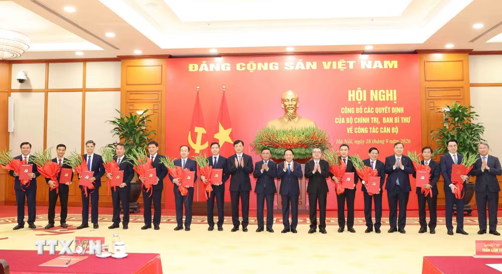Thường trực Ban Bí thư Trần Cẩm Tú trao Quyết định của Bộ Chính trị, Ban Bí thư cho 12 đồng chí giữ chức Phó Bí thư Thường trực Tỉnh uỷ và các Phó Ban Đảng Trung ương. (Ảnh: Phương Hoa/TTXVN) Thường trực Ban Bí thư Trần Cẩm Tú trao Quyết định của Bộ Chính trị, Ban Bí thư cho 12 đồng chí giữ chức Phó Bí thư Thường trực Tỉnh uỷ và các Phó Ban Đảng Trung ương