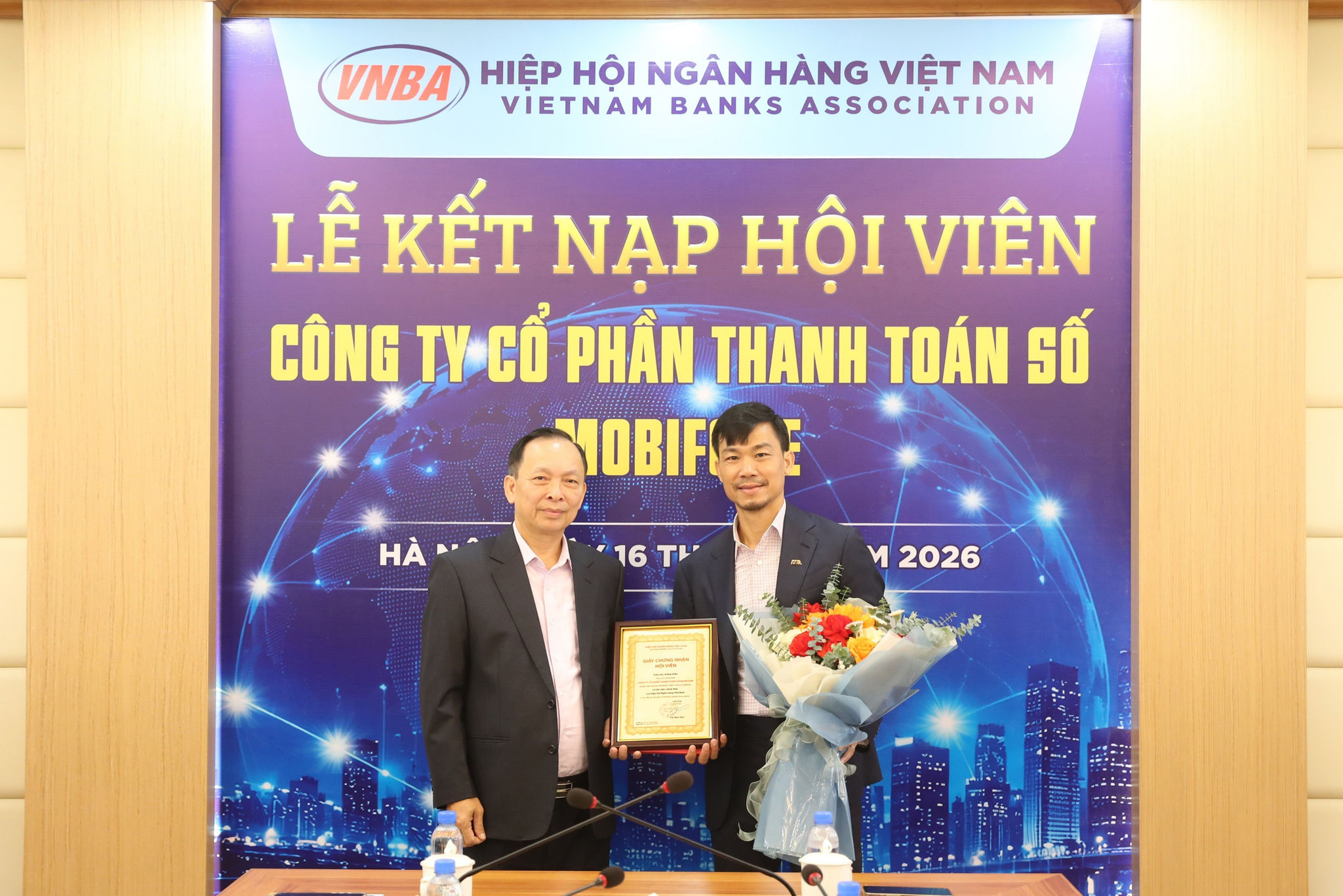 TS. Đào Minh Tú, Phó Chủ tịch kiêm Tổng Thư ký trao quyết định và giấy chứng nhận