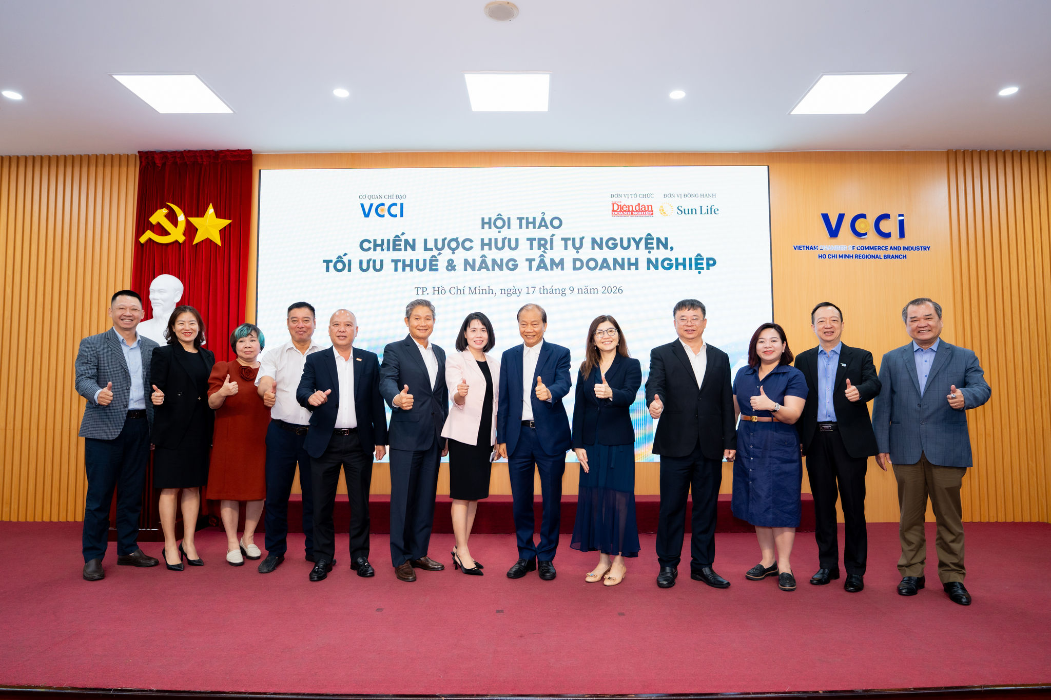 Các đại biểu chụp ảnh lưu niệm tại chương trình.