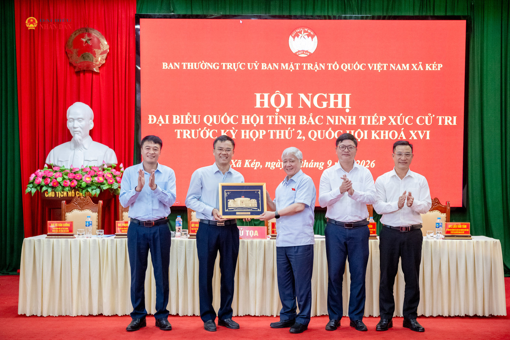 Phó Chủ tịch Thường trực Quốc hội Đỗ Văn Chiến trao quà lưu niệm tặng chính quyền địa phương xã Kép