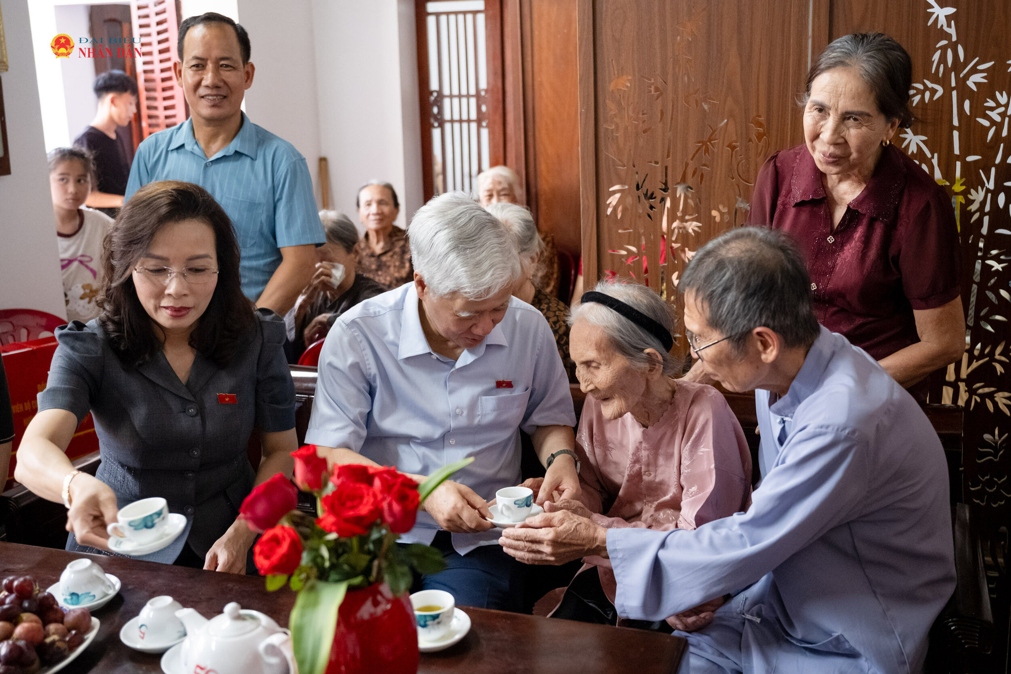 Phó Chủ tịch Thường trực Quốc hội Đỗ Văn Chiến thăm hỏi, động viên và trao quà tặng cụ Đỗ Thị Diệp (101 tuổi), là người cao tuổi thôn Sậm, xã Kép, tỉnh Bắc Ninh