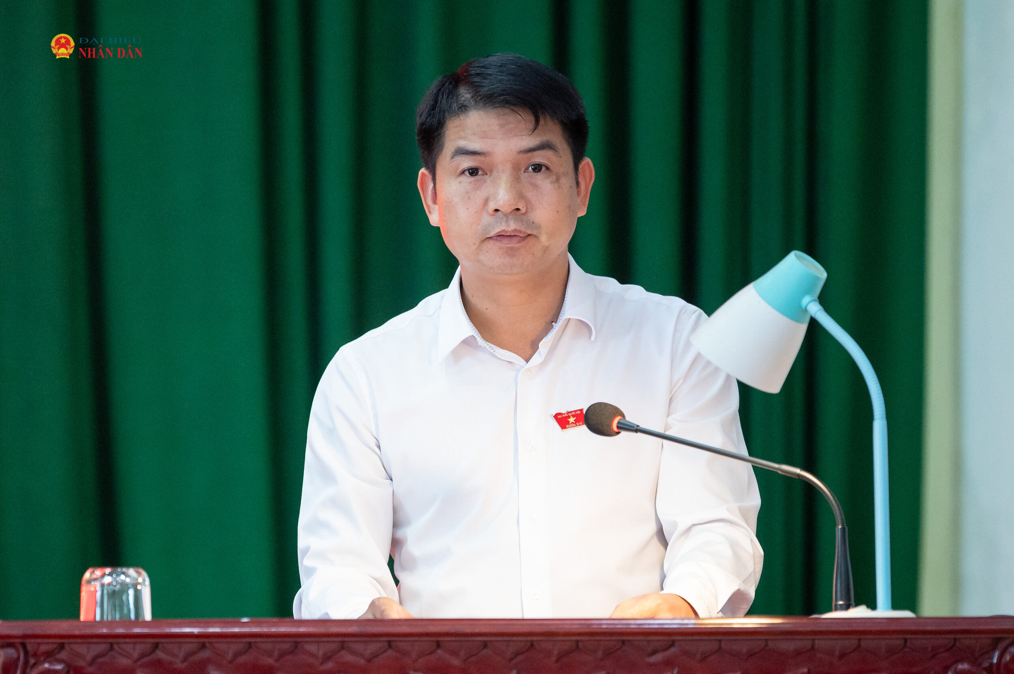 Phó Giám đốc Sở Tài chính, ĐBQH Vũ Văn Cường trình bày báo cáo dự kiến nội dung, chương trình Kỳ họp thứ 2, Quốc hội khóa XVI và thông báo kết quả trả lời kiến nghị của cử tri phản ánh tại cuộc tiếp xúc cử tri sau Kỳ họp thứ Nhất, Quốc hội khóa XVI