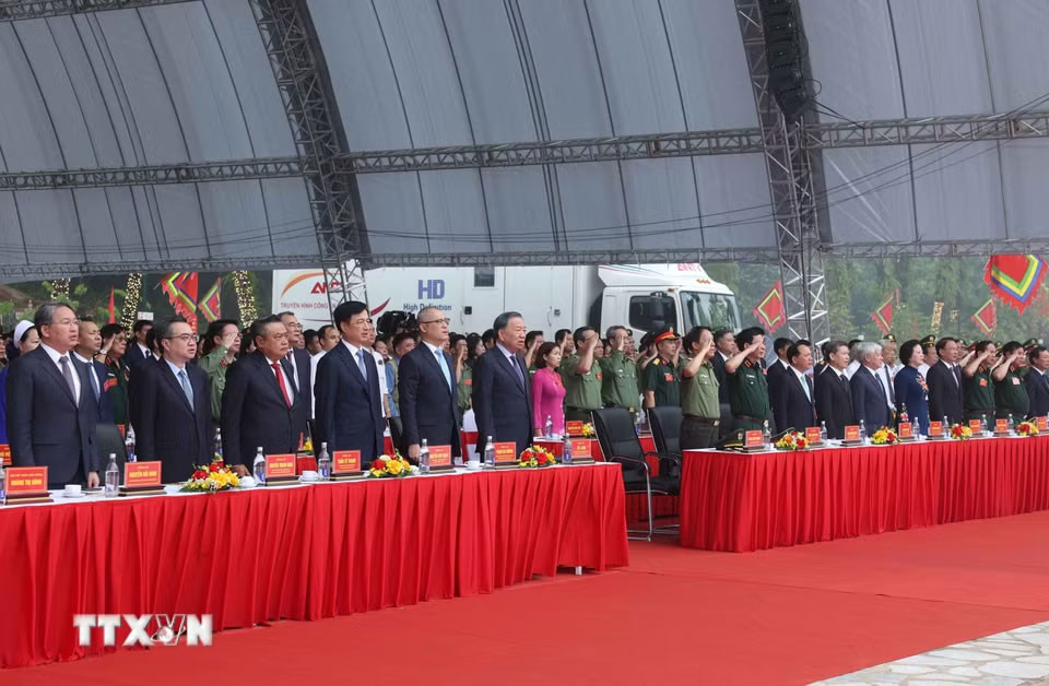 Tổng Bí thư, Chủ tịch nước Tô Lâm và các đại biểu thực hiện nghi lễ chào cờ. Ảnh: Thống Nhất – TTXVN
