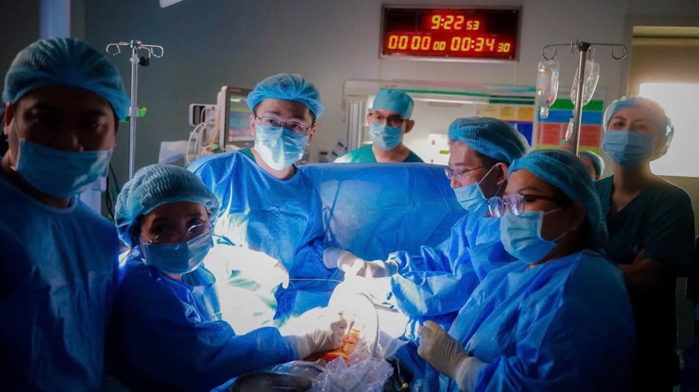 Ê-kíp bác sĩ thực hiện ca can thiệp tim bào thai