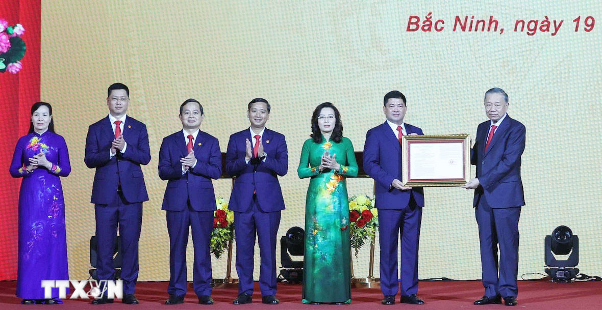 Tổng Bí thư, Chủ tịch nước Tô Lâm trao Nghị quyết của Quốc hội về việc thành lập thành phố Bắc Ninh cho lãnh đạo Thành phố