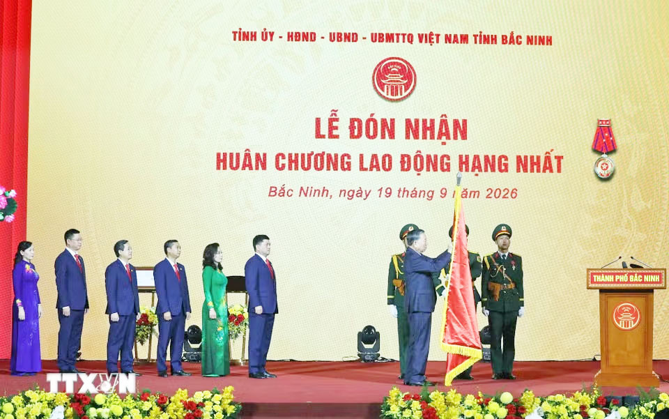 Tổng Bí thư, Chủ tịch nước Tô Lâm trao tặng Huân chương Lao động hạng Nhất cho Đảng bộ, chính quyền và Nhân dân thành phố Bắc Ninh