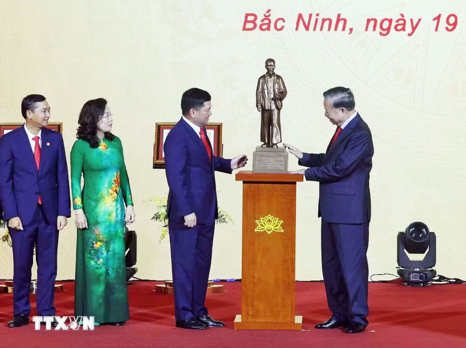 Tổng Bí thư, Chủ tịch nước Tô Lâm tặng bức tượng Chủ tịch Hồ Chí Minh cho thành phố Bắc Ninh