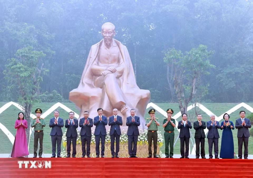 Tổng Bí thư, Chủ tịch nước Tô Lâm và các đại biểu tại Lễ khánh thành Tượng đài “Bác Hồ với Ngày hội non sông”