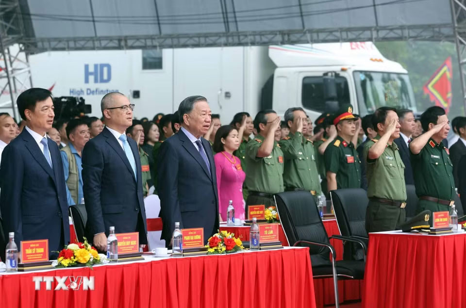 Tổng Bí thư, Chủ tịch nước Tô Lâm và các đại biểu thực hiện nghi lễ chào cờ