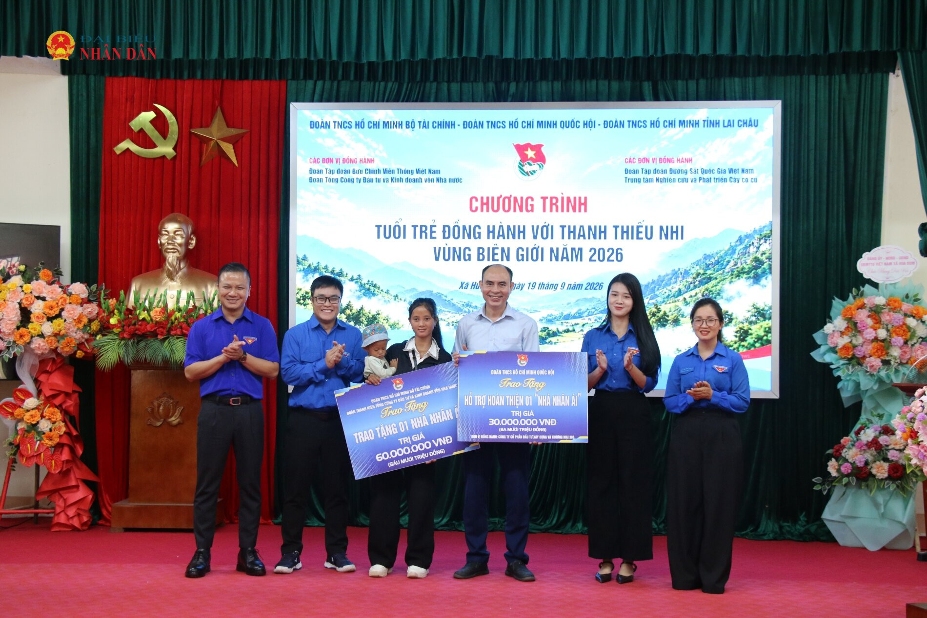 Đoàn Thanh niên Quốc hội, Đoàn Thanh niên Bộ Tài chính và Đoàn Thanh niên SCIC trao biểu trưng công trình Nhà Nhân ái tới các gia đình có hoàn cảnh khó khăn tại xã Hua Bum, tỉnh Lai Châu