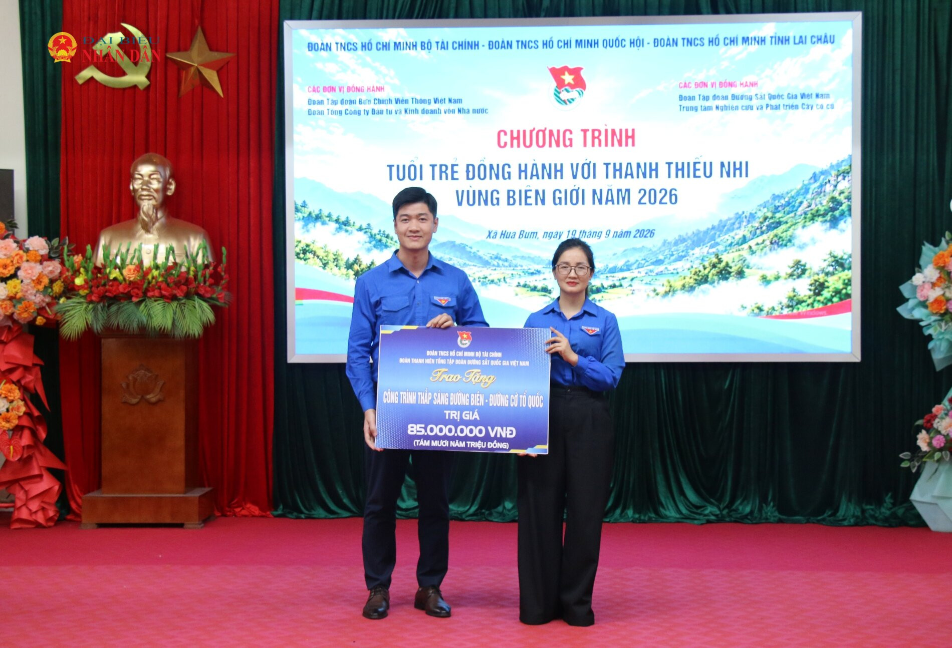 Đoàn Thanh niên Tập đoàn Đường sắt Quốc gia Việt Nam trao biểu trưng công trình “Thắp sáng đường biên - Đường cờ Tổ quốc”