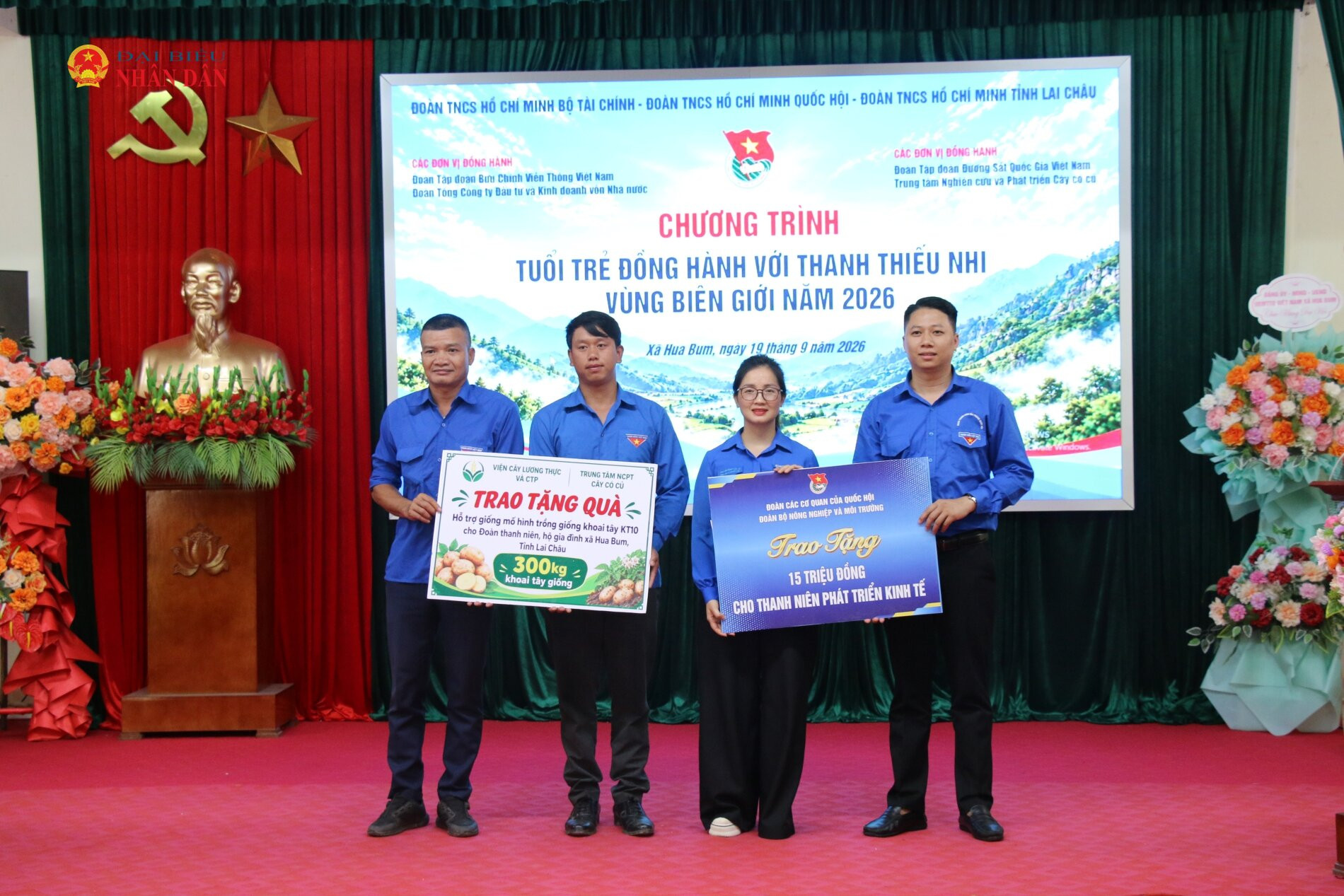 Đoàn các cơ quan của Quốc hội và Đoàn Thanh niên Bộ Nông nghiệp và Môi trường trao 15 triệu đồng hỗ trợ thanh niên phát triển kinh tế và 300kg khoai tây giống cho bà con xã Hua Bum