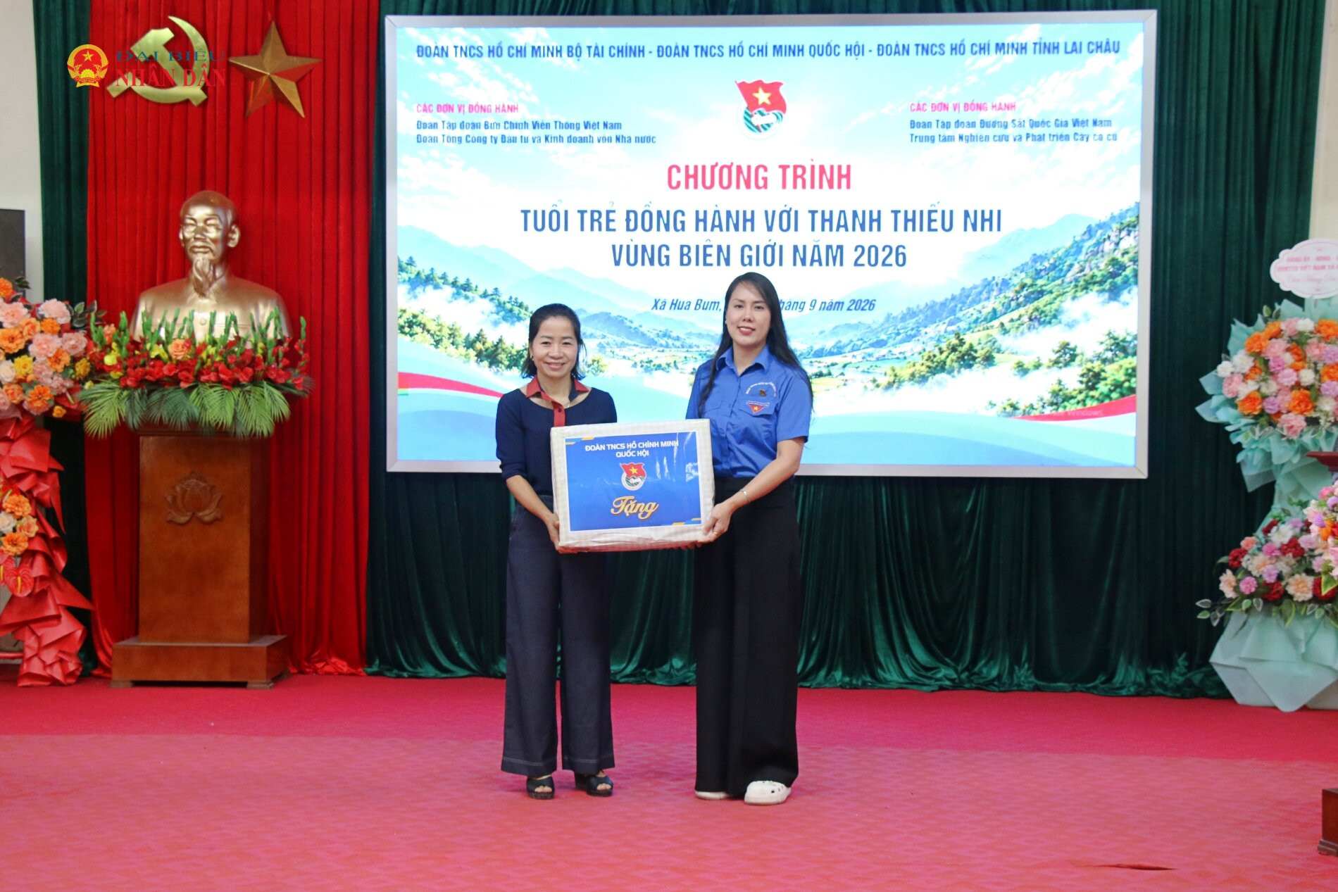 Đoàn Thanh niên Quốc hội trao tặng bánh trung thu tới Trường Phổ thông nội trú Tiểu học và THCS Hua Bum