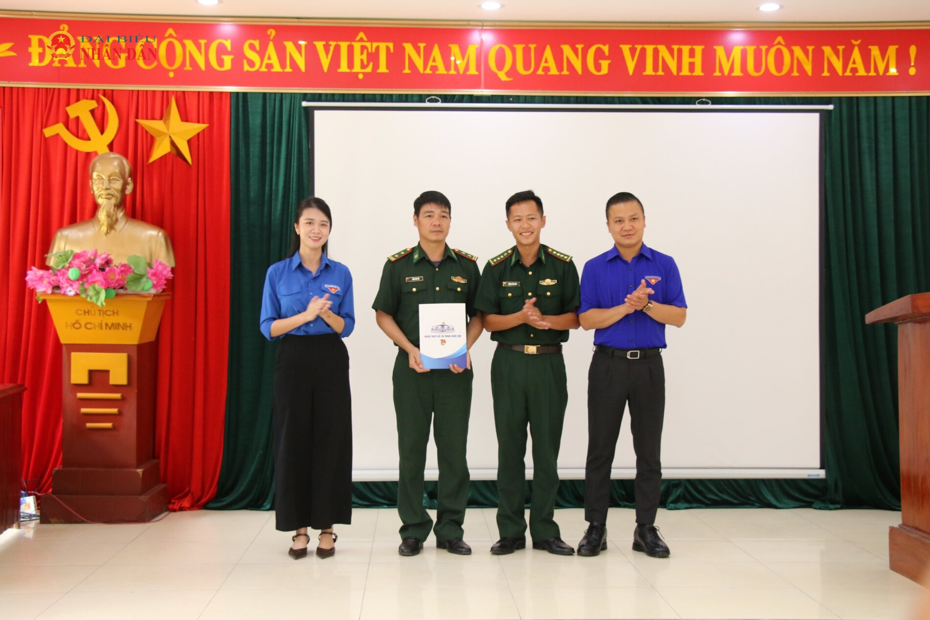 Đoàn Thanh niên Quốc hội và Đoàn Thanh niên Bộ Tài chính trao 20 suất quà học bổng tặng con em cán bộ Đồn Biên phòng Hua Bum