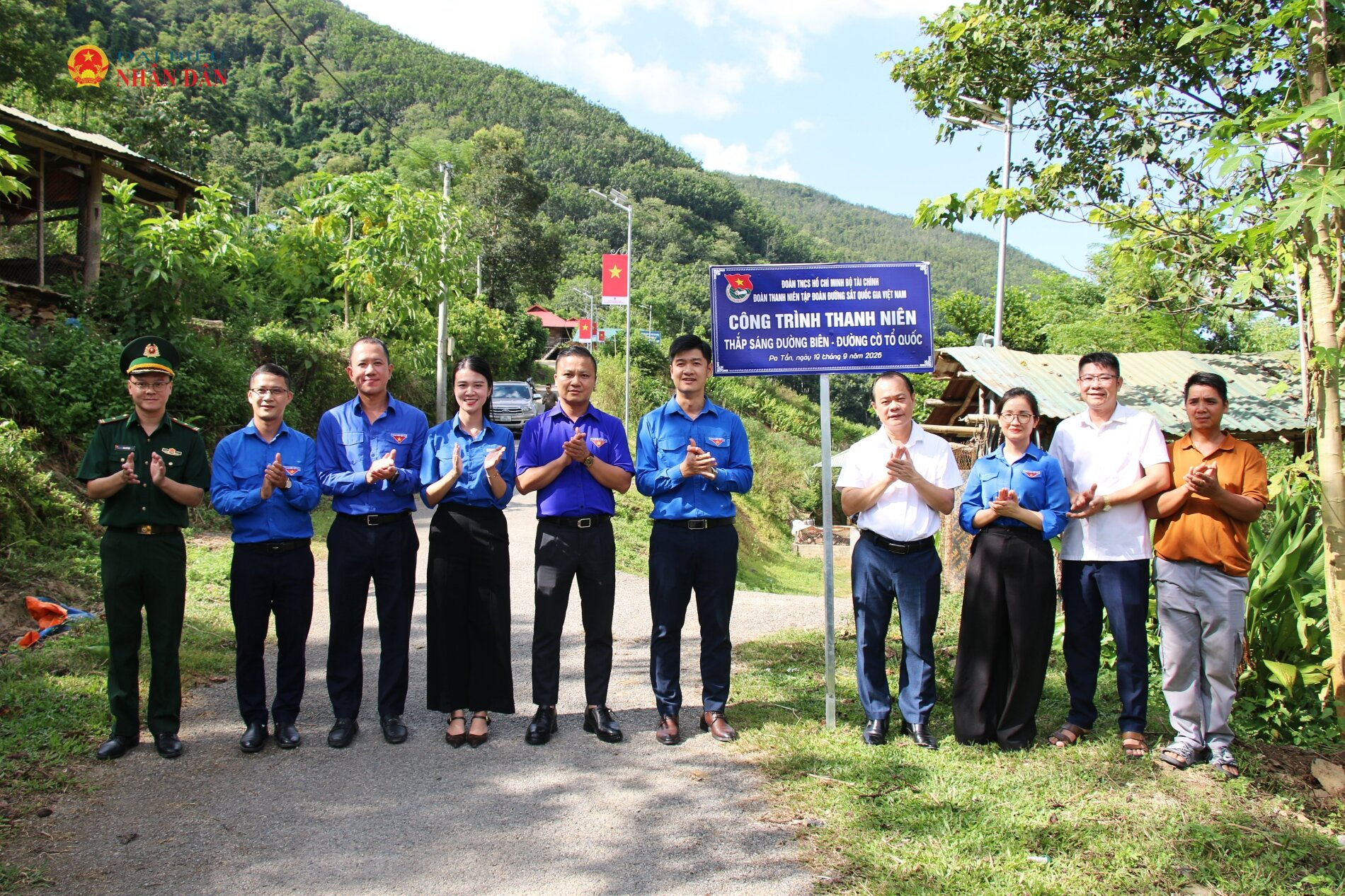 Các đại biểu dự lễ khánh thành công trình thanh niên ”Thắp sáng đường biên - Đường cờ Tổ quốc” tại xã Pa Tần, tỉnh Lai Châu