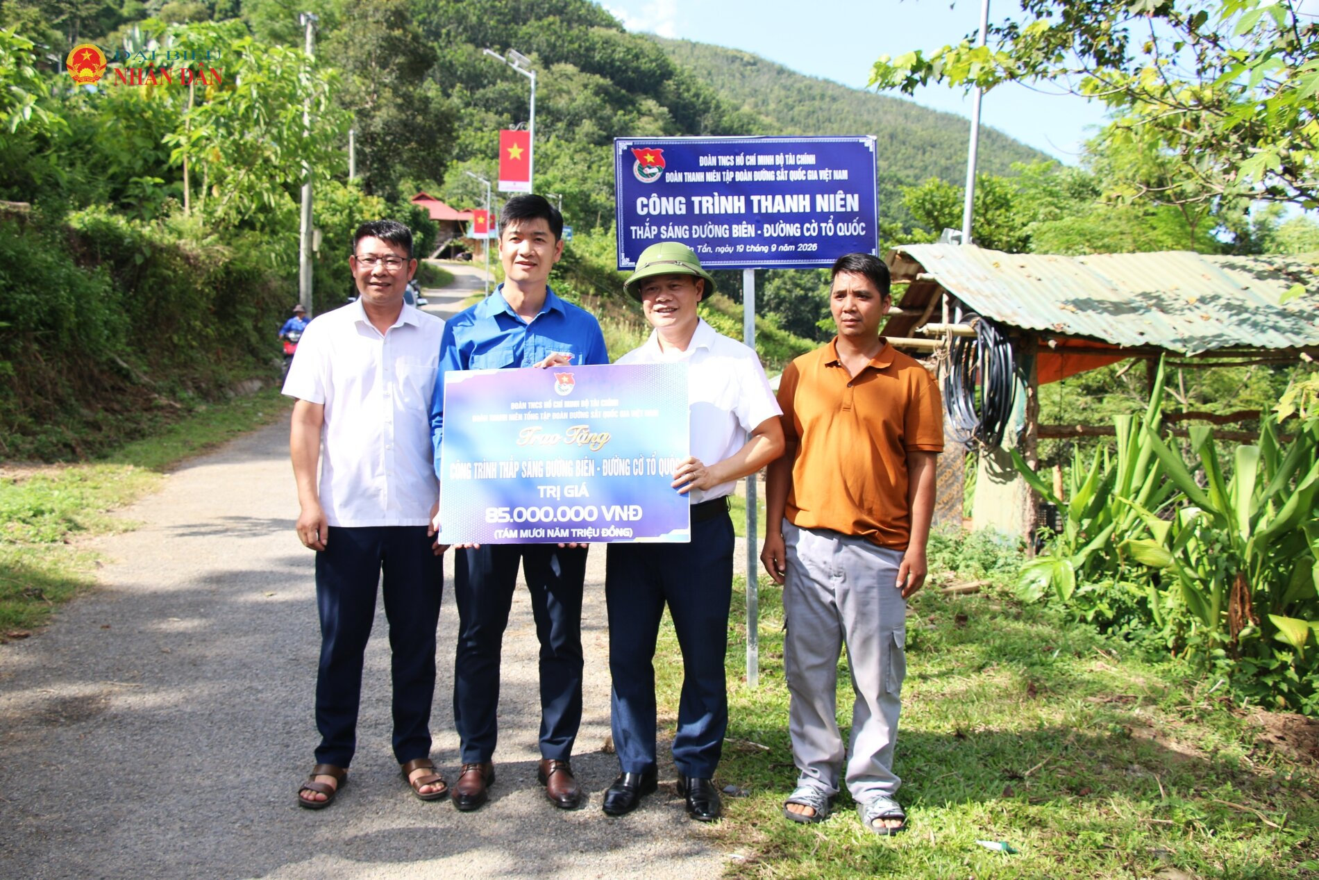 Đoàn Thanh niên Tập đoàn Đường sắt Quốc gia Việt Nam trao biểu trưng công trình “Thắp sáng đường biên - Đường cờ Tổ quốc” trị giá 85 triệu đồng tại xã Pa Tần, tỉnh Lai Châu