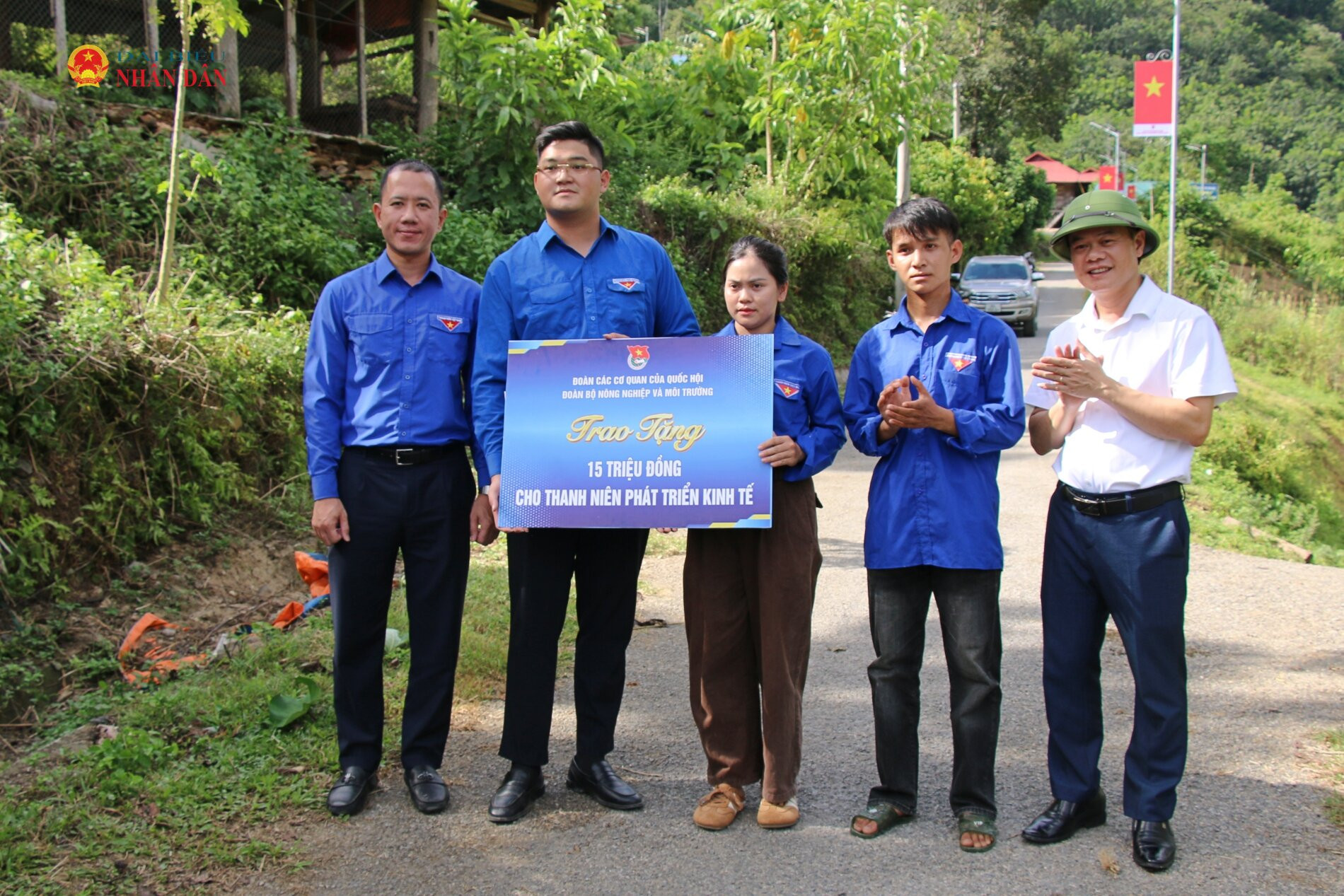 Đoàn các cơ quan của Quốc hội và Đoàn Thanh niên Bộ Nông nghiệp và Môi trường trao 15 triệu đồng hỗ trợ thanh niên phát triển kinh tế tại xã Pa Tần, tỉnh Lai Châu