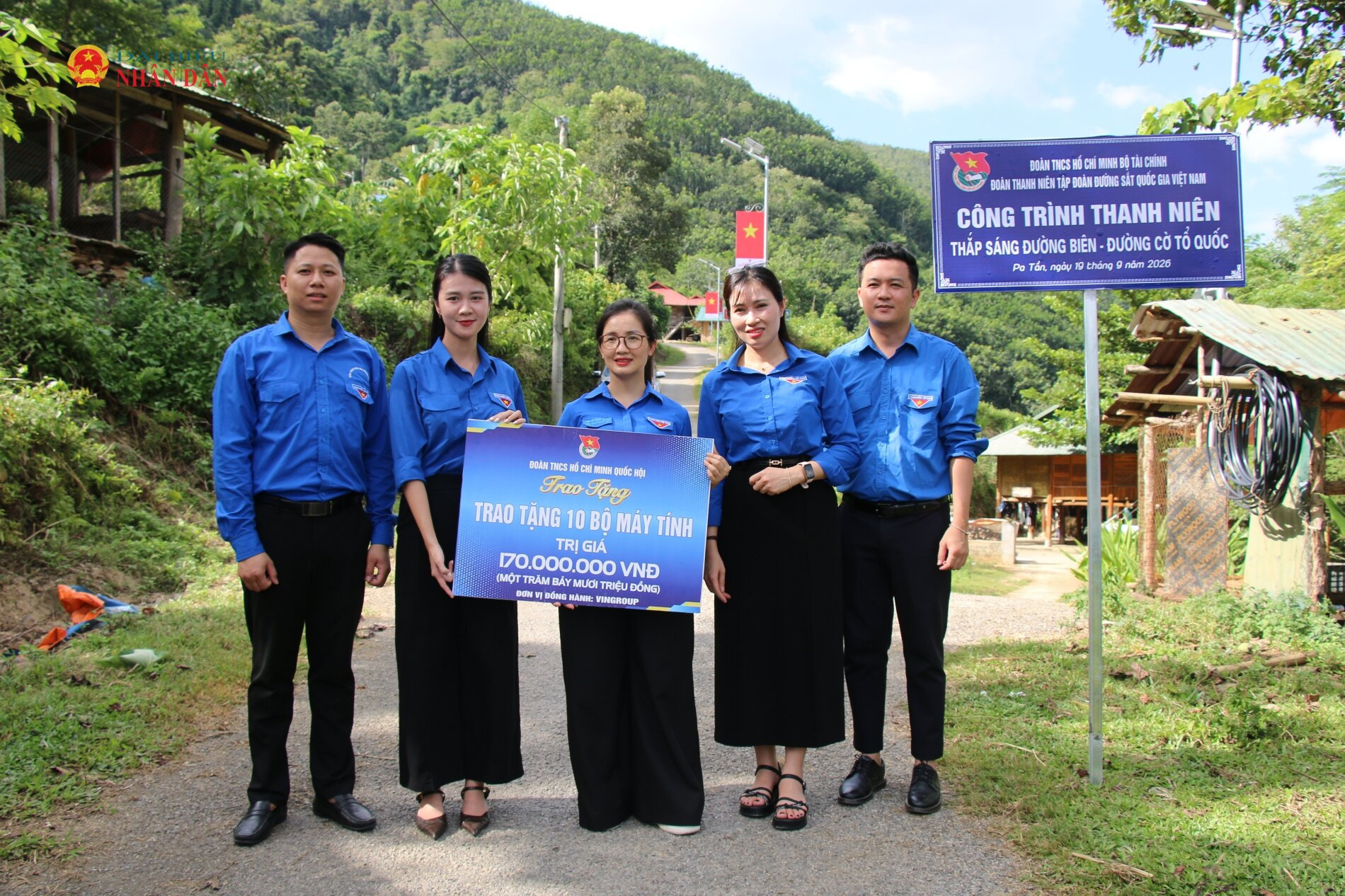 Đoàn Thanh niên Quốc hội trao tặng 10 bộ máy tính với tổng trị giá 170 triệu đồng