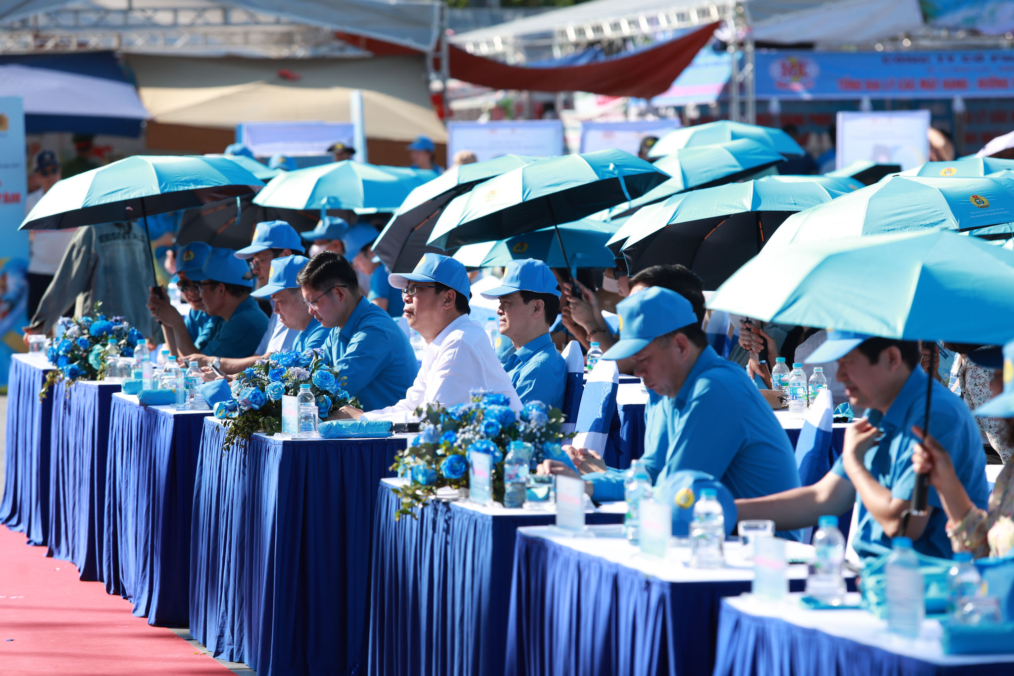 Đông đảo đại biểu và công nhân tham gia Ngày hội “Công nhân Việt Nam kiên quyết nói không với ma túy”