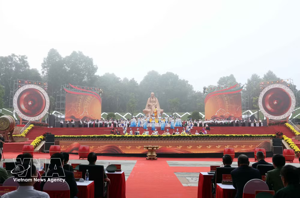 An art performance at the ceremony (Photo: VNA) vnanet_portal-top-leader-hung-kings-temple-2.jpg