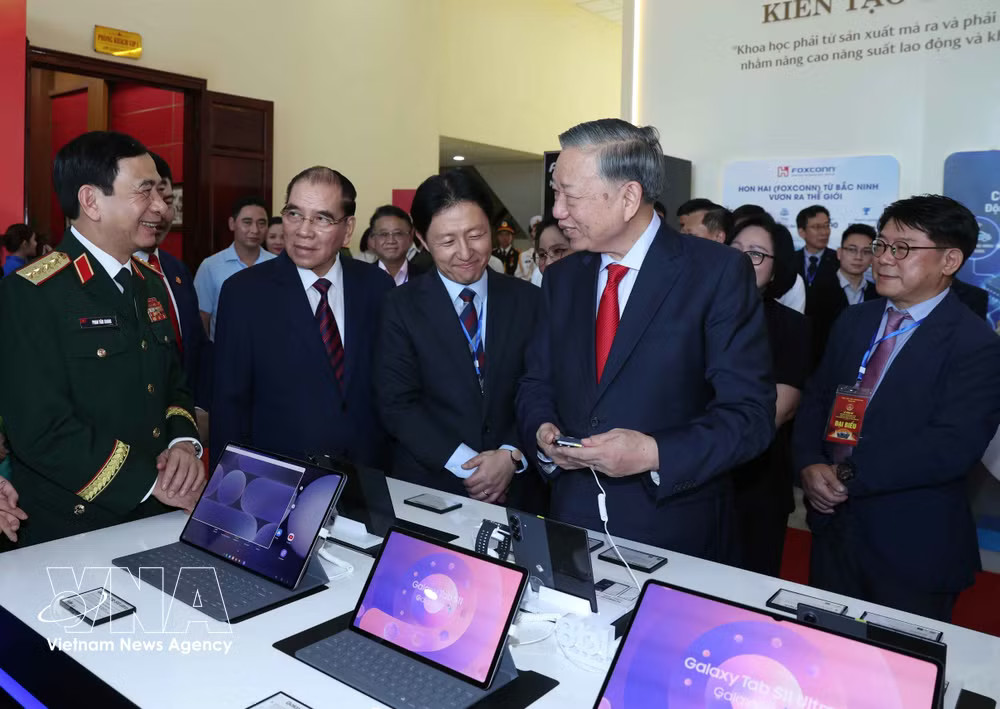 General Secretary of the Communist Party of Vietnam Central Committee and President To Lam views an exhibition showcasing Bac Ninh city’s achievements. (Photo: VNA) vnanet_potal-top-leader-bac-ninh-city-2.jpg