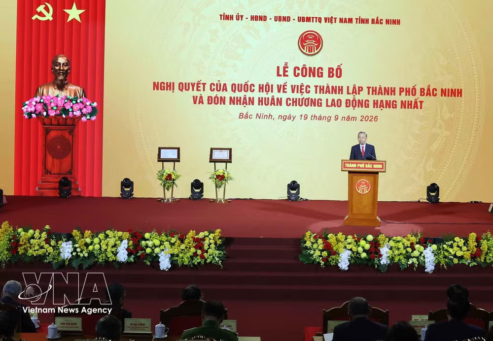 General Secretary of the Communist Party of Vietnam Central Committee and President To Lam addresses at the ceremony in Bac Ninh province on September 19 to announce the National Assembly's resolution on the establishment of Bac Ninh as a centrally-run city and confer the First-class Labour Order on the province. (Photo: VNA) vnanet_potal-top-leader-bac-ninh-city-1.jpg