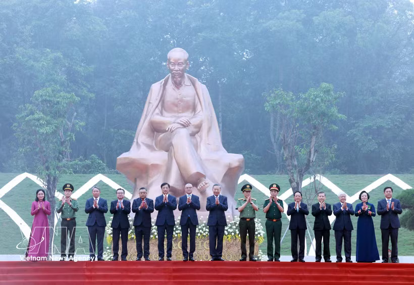 General Secretary of the Communist Party of Vietnam Central Committee and President To Lam and delegates at the inauguration ceremony of the statue “Uncle Ho and the National Festival” (Photo: VNA)